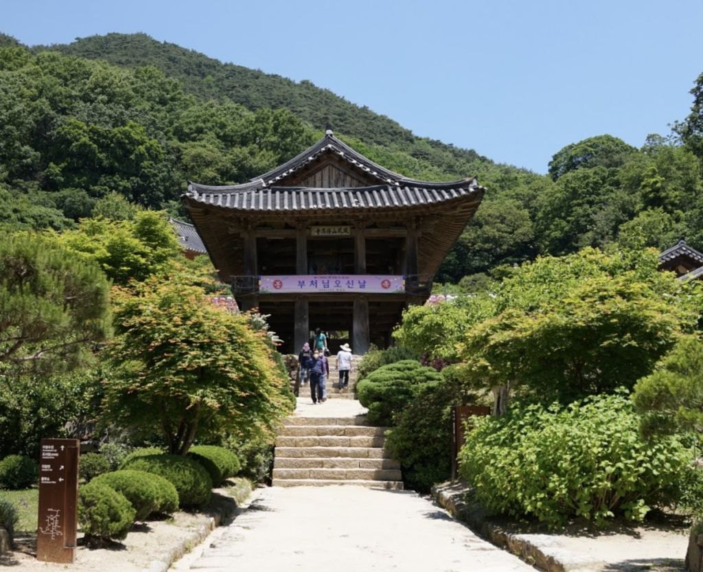 부석사 계단을 오르며 (일주문에서 무량수전까지 계단, 108개)