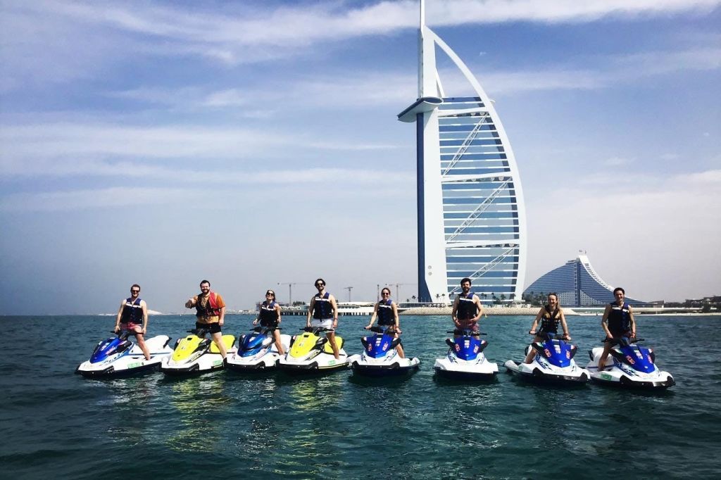 버즈알아랍의 명소 근처에서 그룹 활동하기