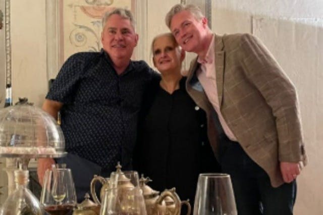 와인 시음하는 사람들