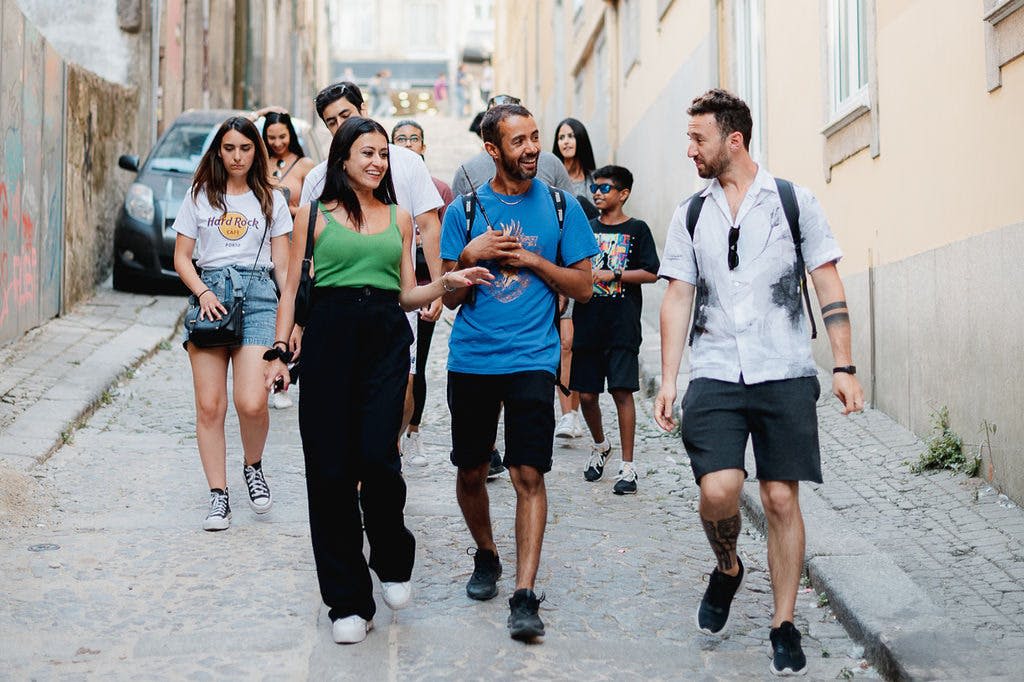 잘 생긴 그룹을 이끄는 지팡이가 있는 투어 가이드