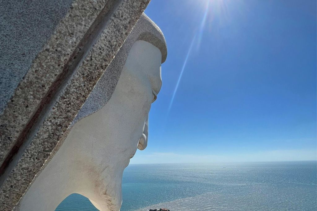 예수 그리스도 동상 – 이 상징적인 랜드마크 꼭대기에서 숨막히는 파노라마 전망을 감상하세요.