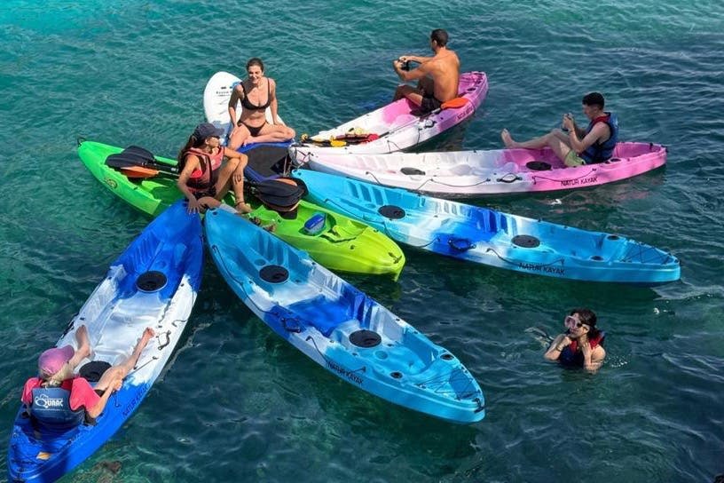 열린 바다에 서 있는 카약을 탄 사람들의 그룹