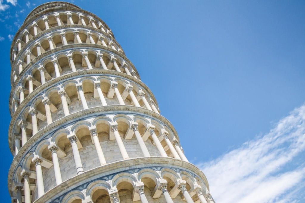 맑고 푸른 하늘에 기대어 있는 피사의 탑.