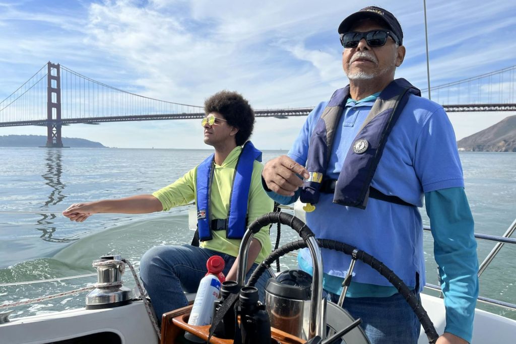 평온한 날 크루즈를 즐기는 아버지와 아들