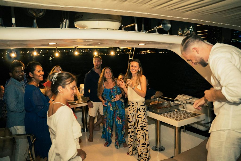 춤추는 사람들의 그룹 앙 파티 즐기기