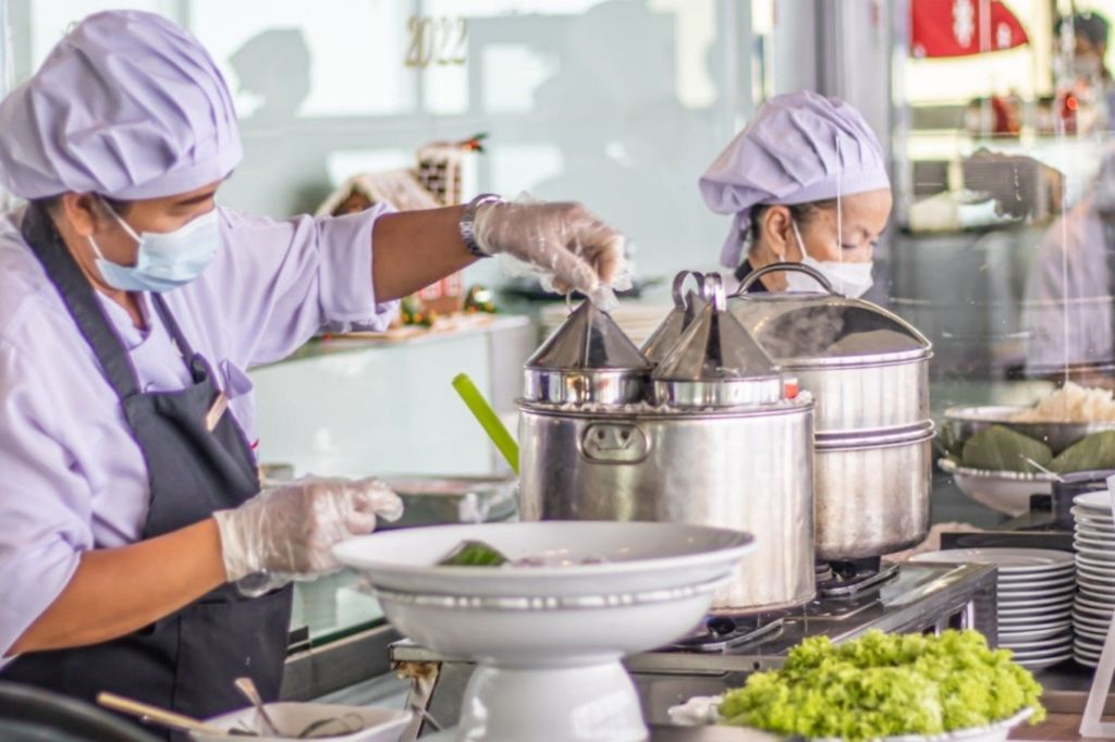 구름 위 키친에서 점심 식사 76층 (해산물 및 인터내셔널 뷔페)