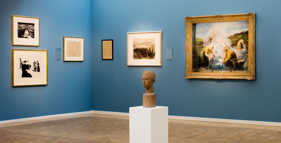 파란색 벽이 있는 미술관은 받침대에 그림과 흉상 조각을 전시합니다. 페인팅은 크기와 프레임 스타일에 따라 다릅니다.
