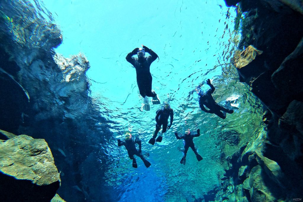 놀라운 수중 사진으로 포착된 Silfra 수중 세계의 천상의 아름다움에 푹 빠져보세요.
