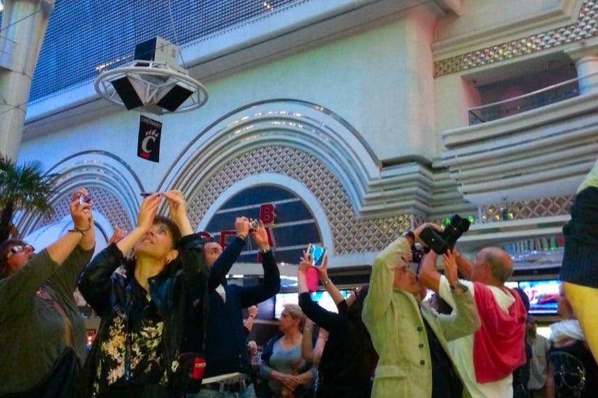 프리몬트 스트리트 애프터 다크 - 글리터 걸치