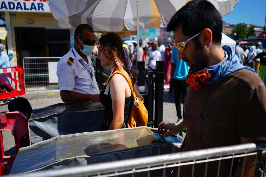 군중이 티켓 창구에서 기다리는 동안 디지털 패스트 트랙 티켓이 작동합니다!