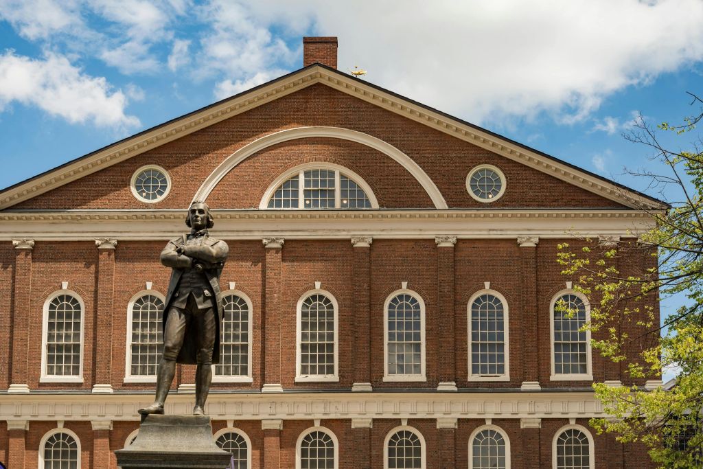 상징적인 퍼네일 홀 (1742) 의 새뮤얼 애덤스 동상의 그림자를 따라 걷기