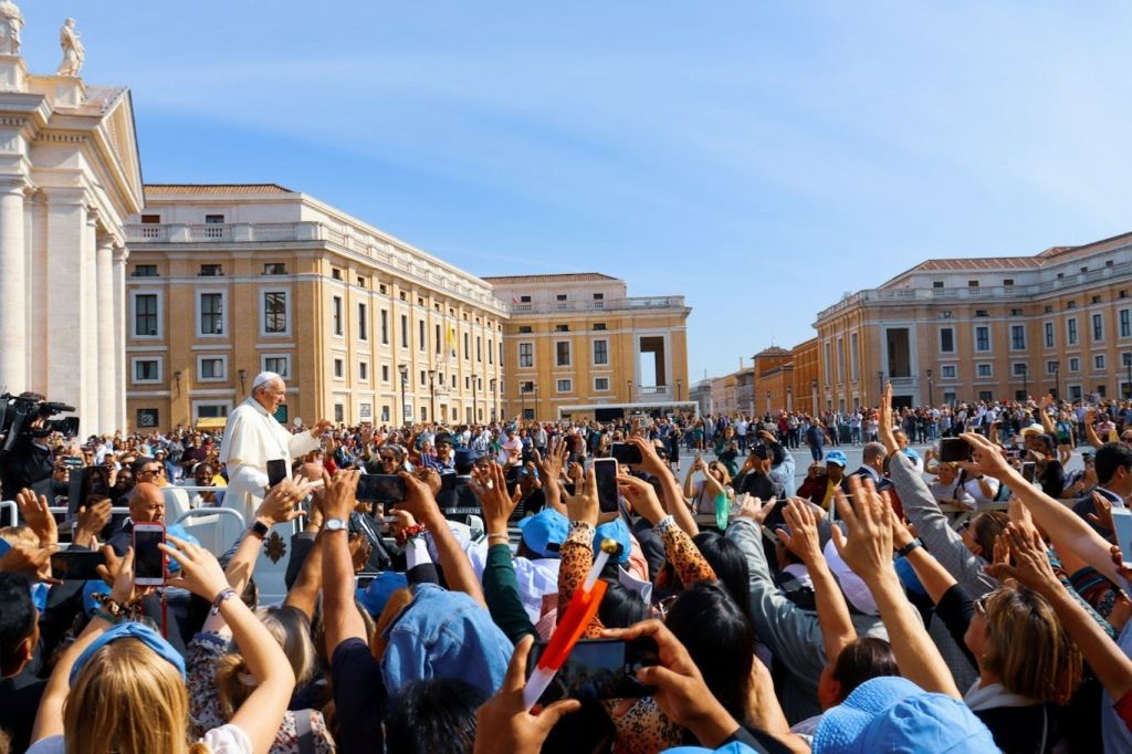 청중석에 선 프란치스코 교황