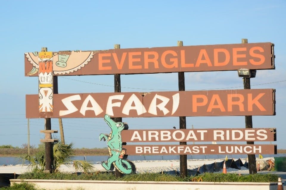 에버글레이즈 사파리 파크 입구 표지판