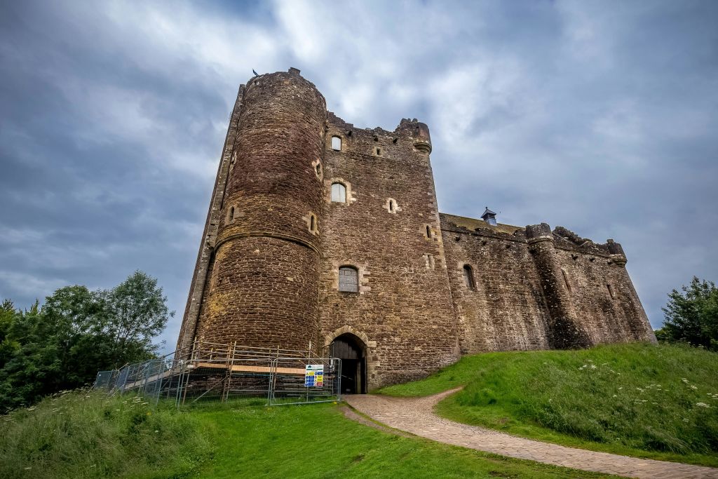 아웃랜더의 레오흐 성 (Castle Leoch) 이라고도 알려진 두네 성 (Doune Castle)
