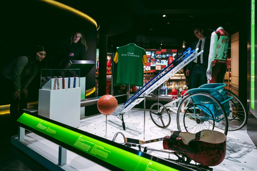 박물관에서 스포츠 장비, "남아프리카 공화국 팀" 저지, 농구공, 휠체어를 전시하는 전시회입니다.