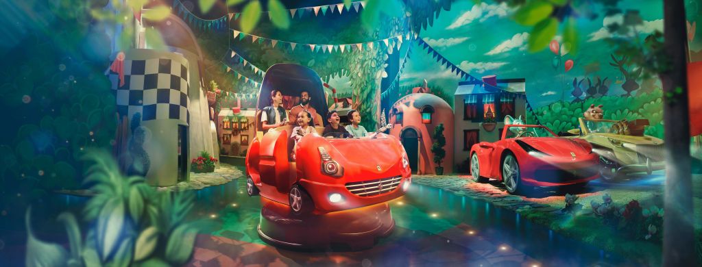 축제 장식과 화려한 건물을 배경으로 빨간색 자동차를 타고 기발한 카니발을 즐기는 사람들.