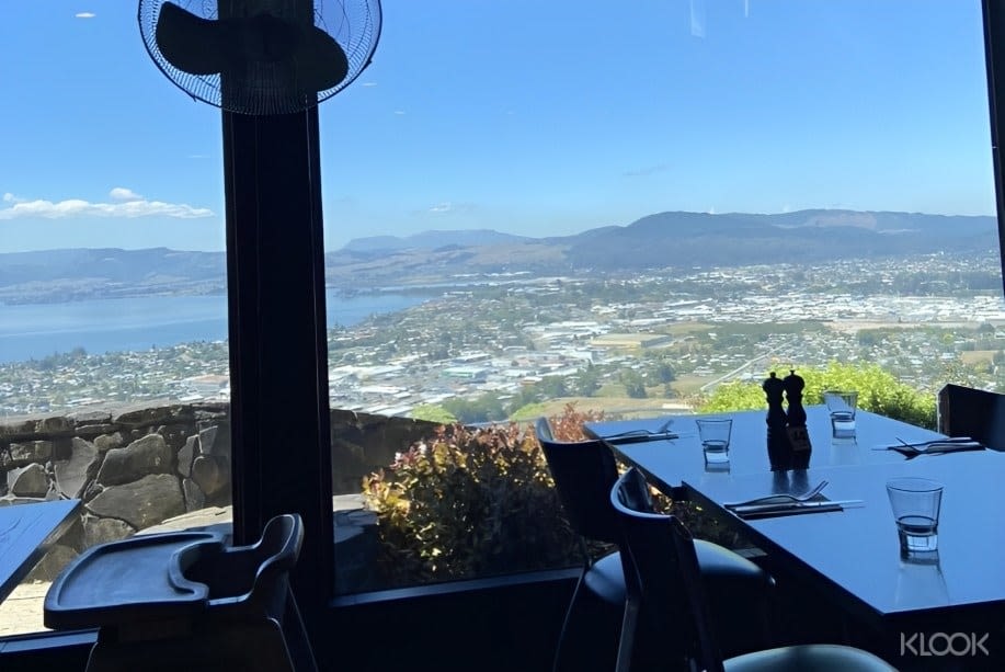 로토루아의 스카이라인 곤돌라와 루지는 뷔페와 카페를 포함하여 최상층에서 식사 옵션을 제공합니다.