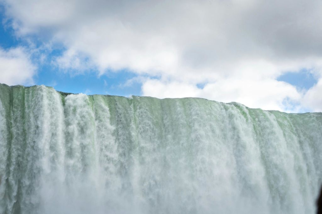 지구상에서 가장 큰 물의 흐름에서 불과 몇 피트 떨어진 곳에 서십시오!