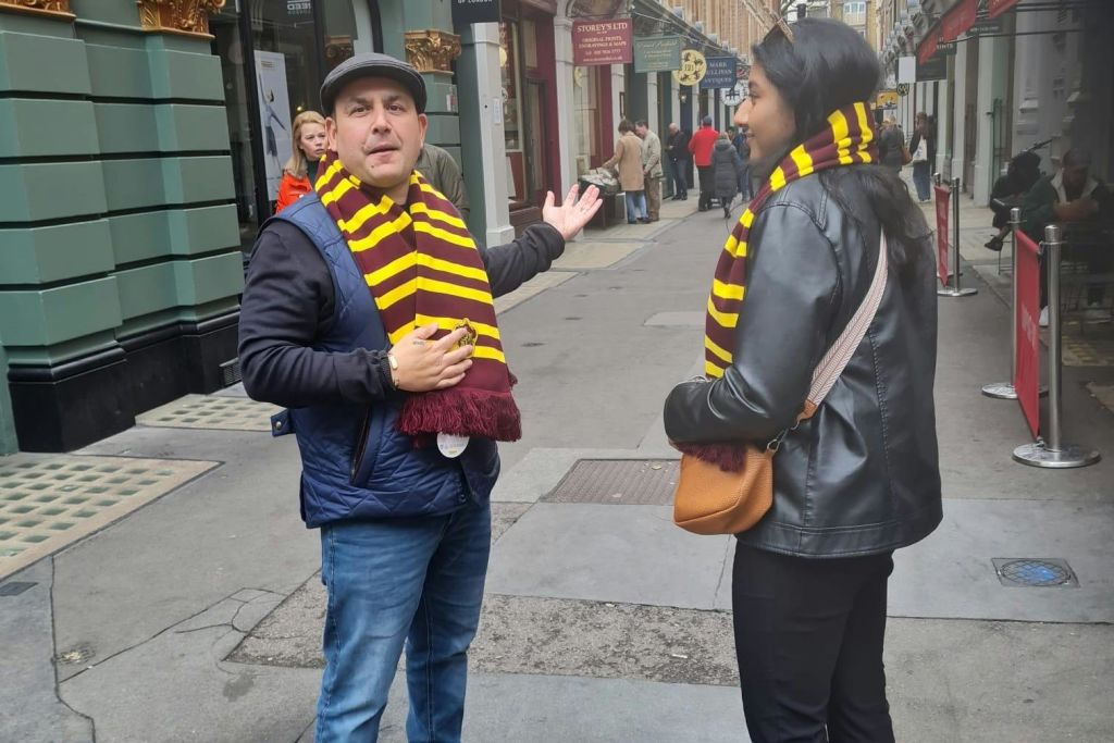 보도에 서 있는 남녀