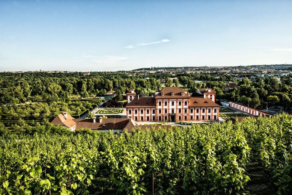 트로자 샤토는 보헤미아에서 가장 아름다운 바로크 양식의 기념물로 손꼽히며, 프라하 방문자 패스로 무료로 입장할 수 있습니다.
