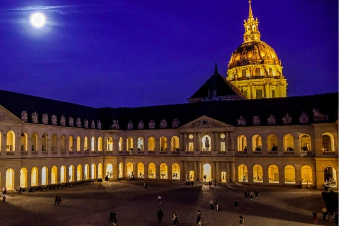 레 녹턴 뒤 뮤제 드 라르메 (Les Nocturnes du Musée de l 'Armée) 는 매월 첫째 금요일 오후 6시부터 10시까지 마법 같은 경험을 선사합니다.