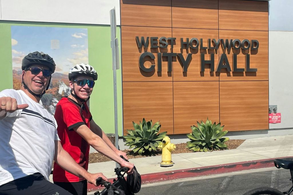 전기 자전거로 즐기는 웨스트 홀리우드 시청 앞 자전거 투어