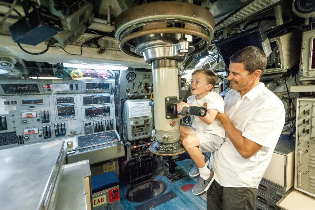 가족은 샌디에고 해양 박물관에서 USS 돌고래 잠수함에 발을 들여놓는 모험을 즐깁니다.