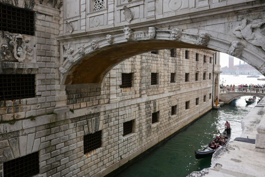 유명한 탄식의 다리 (Bridge of Sighs) 에서의 경이로움