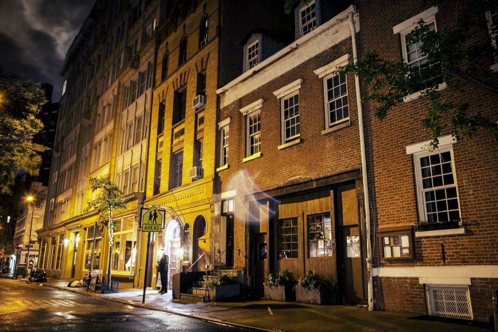 뉴욕의 One if by Land, Two if by Sea 유령 사진