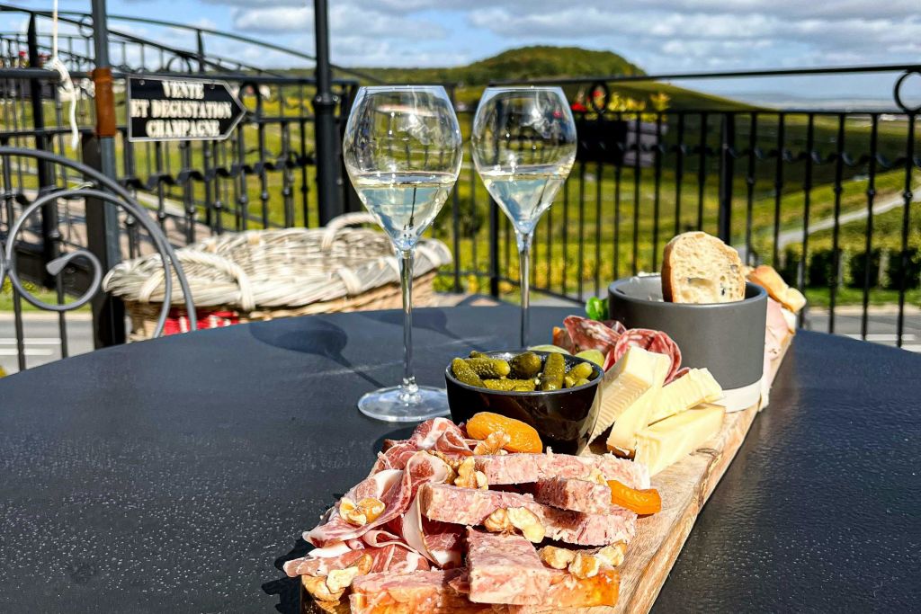 친숙한 Almuerzo en una bodega