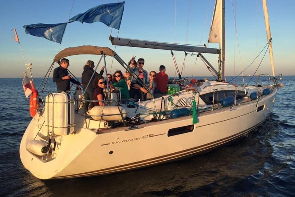 현대적인 요트를 타는 사람들의 모임