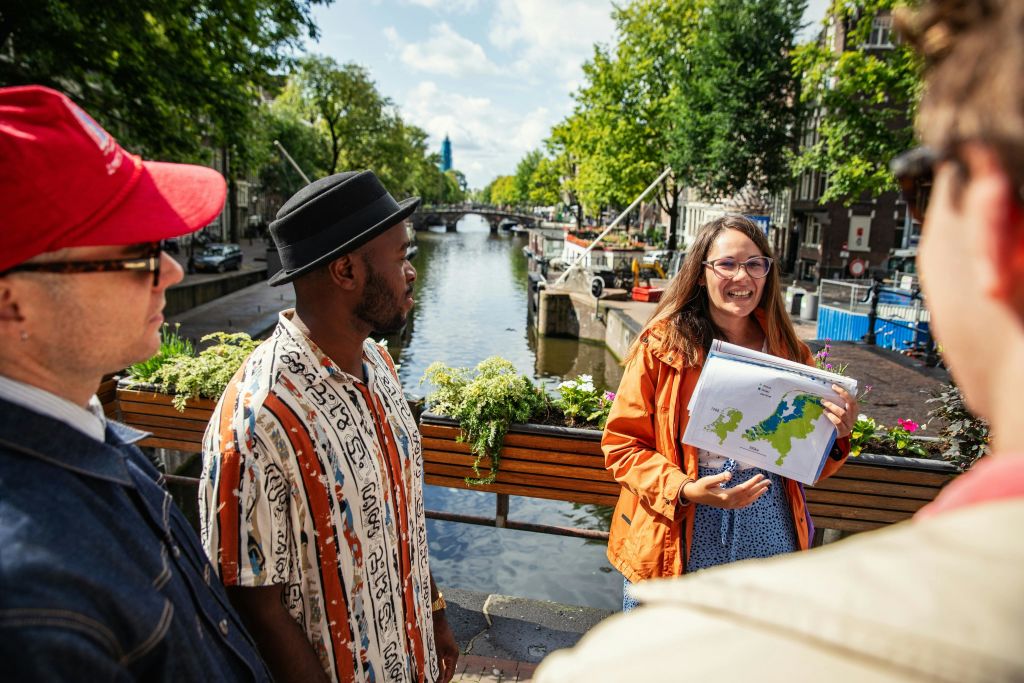 댐에 대해 이야기하는 가이드