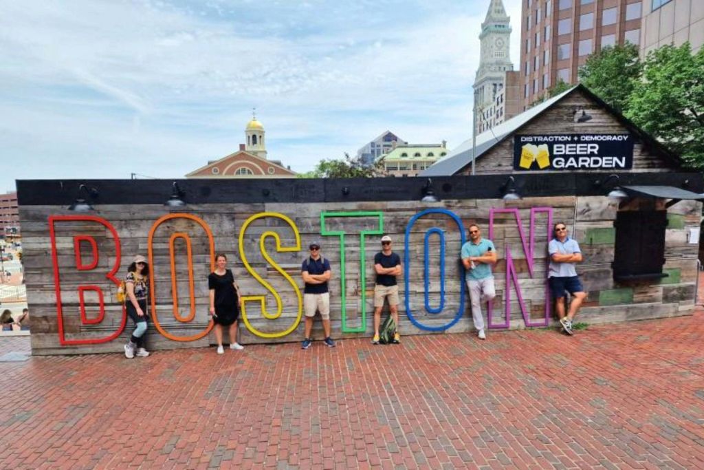 패뉴일 홀이 내려다보이는 시청 광장에서 만나는 곳