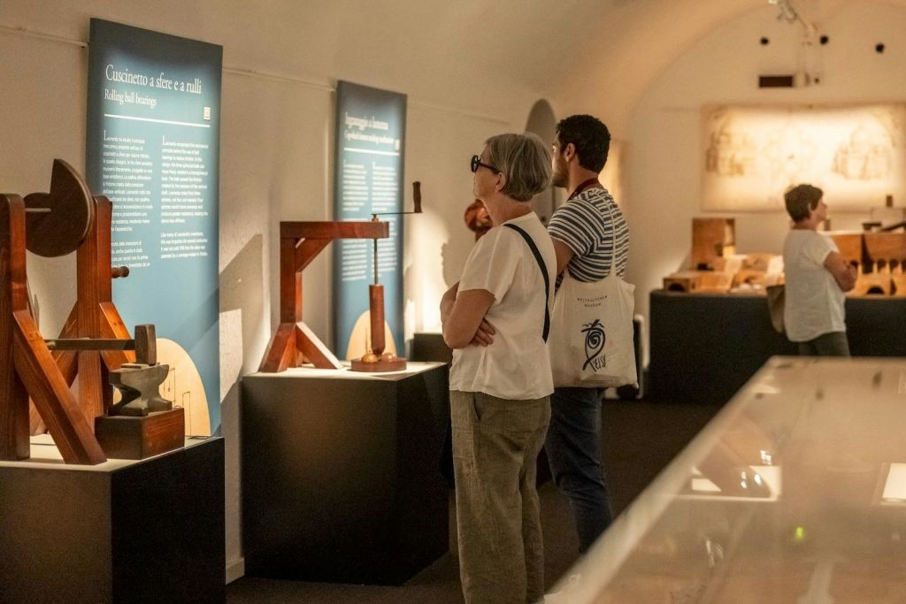 다빈치의 기계 발명에 대한 정보 패널을 읽는 두 사람