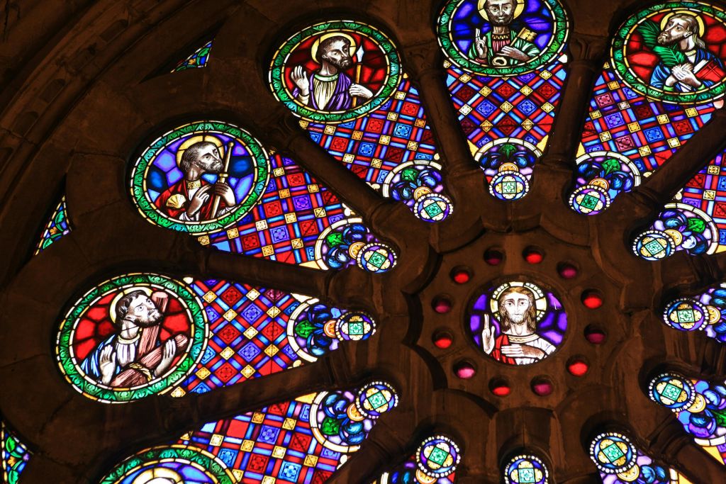 리스본 대성당의 코르토 알토 (Corto Alto) 에 있는 스테인드글라스로 만든 장미 창문