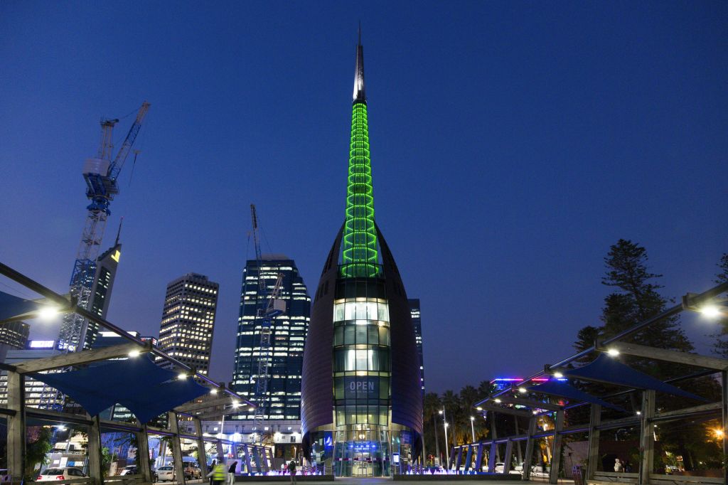 야간에는 종탑에 불이 켜집니다.