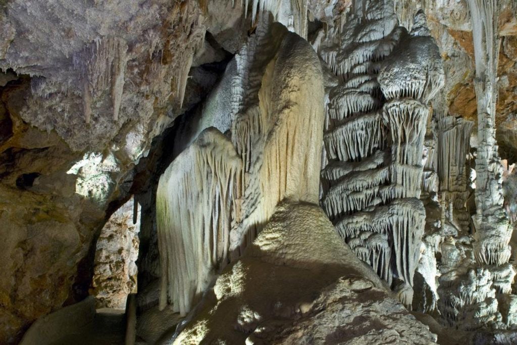 실내 캄파네트 동굴