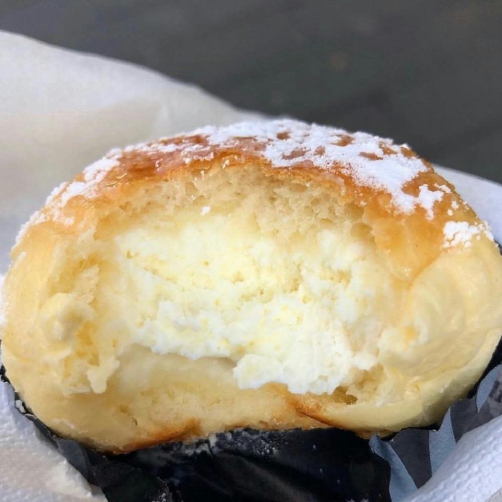 가루 설탕으로 가루를 낸 크리미 필링을 냅킨에 담아 부분적으로 먹는 페이스트리.