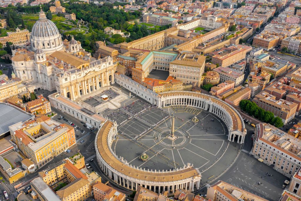 바티칸 시국의 성 베드로 광장, 대성당, 콜로네이드, 중앙 오벨리스크, 주변 건물의 공중 전경.