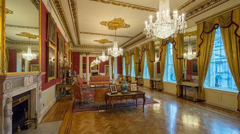 더블린 성의 웅장한 객실 내부 전망