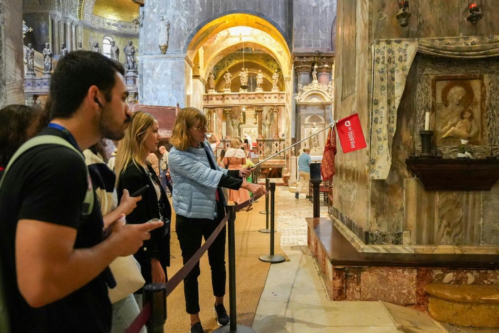 줄 서지 않고 산마르코 대성당으로 가서 이 유명한 랜드마크의 역사를 알아보세요.