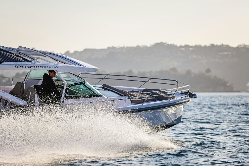 럭셔리 고속 스포츠 크루저를 타고 즐기는 신나는 라이딩