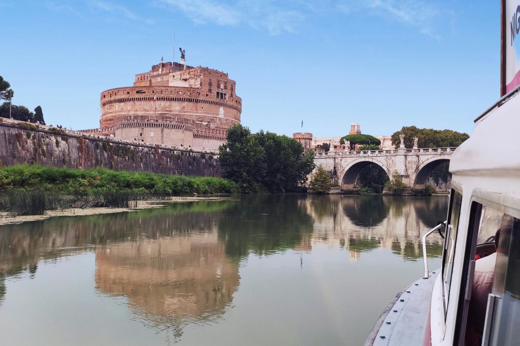 배를 타고 떠나는 성 투어