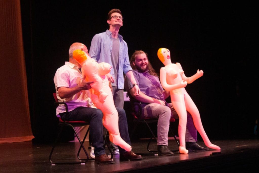 그랜트 프리먼 (Grant Freeman) 은 그의 쇼 중 하나에서