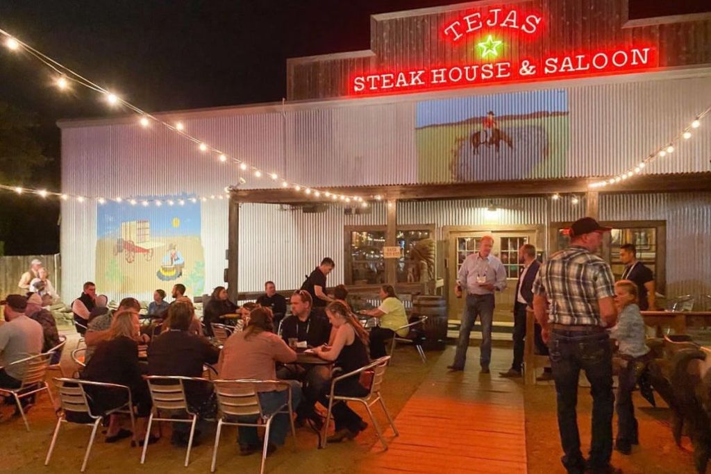 테하스 스테이크하우스에서 즐기는 야외 식사