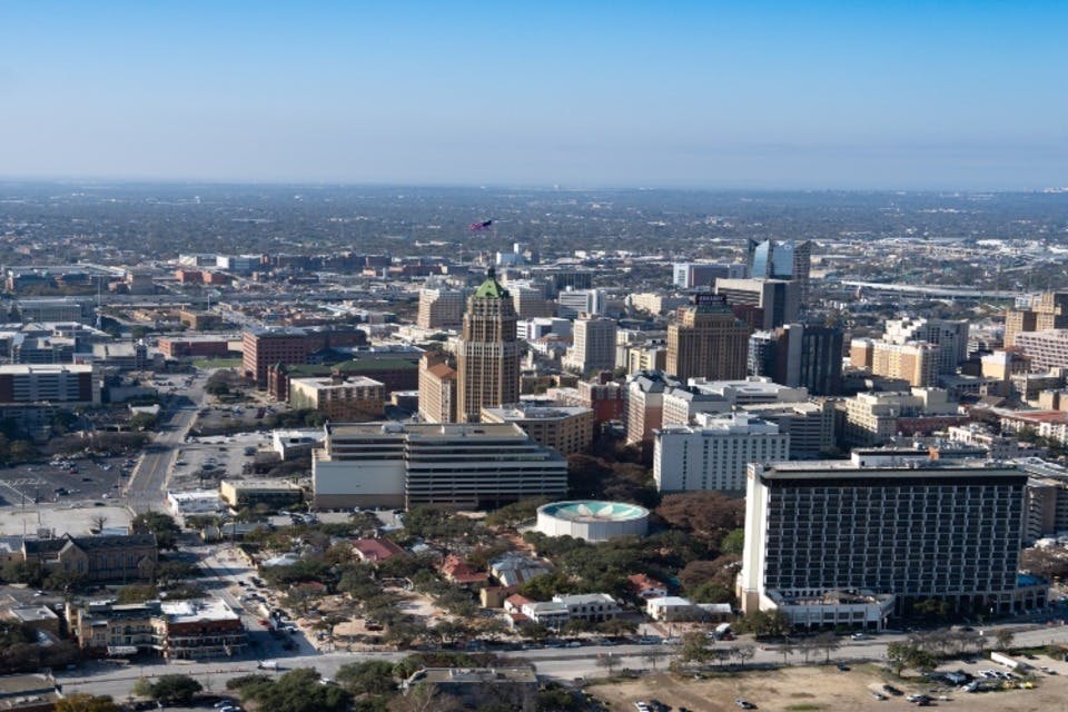 아메리카 타워 꼭대기에서 샌안토니오 다운타운의 전경을 한눈에 담아보세요
