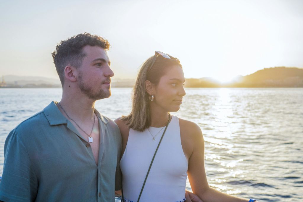 석양에 즐기는 커플 여행