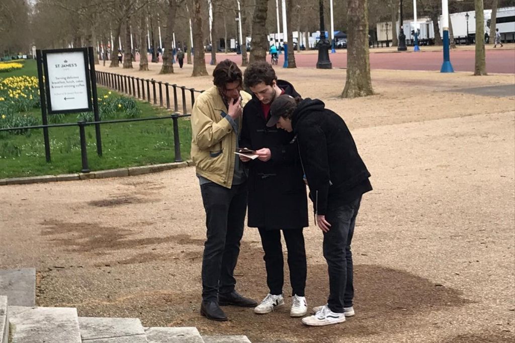 Amigos en el parque St. James intentando resolver el misterio