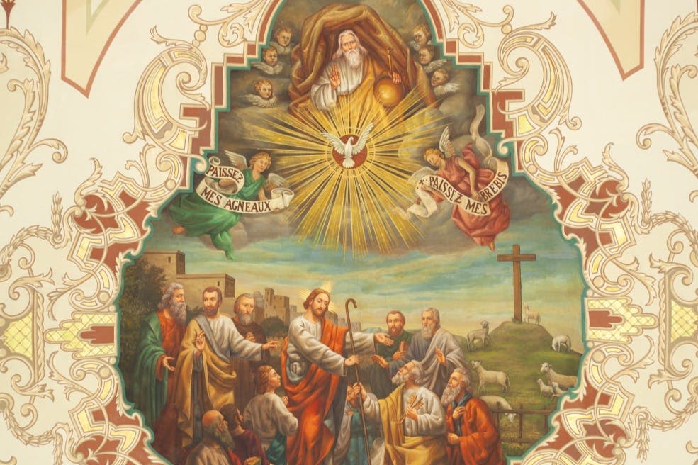 사도들과 함께 예수님을 묘사한 종교적 그림, 위의 신성한 인물, 비둘기, 밝은 광선, "페스 메스 아뇨" 를 읽는 배너 텍스트.