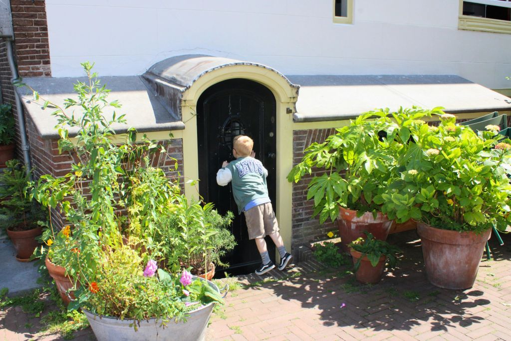 누가 여기 사는지, 그놈이 아닐까?